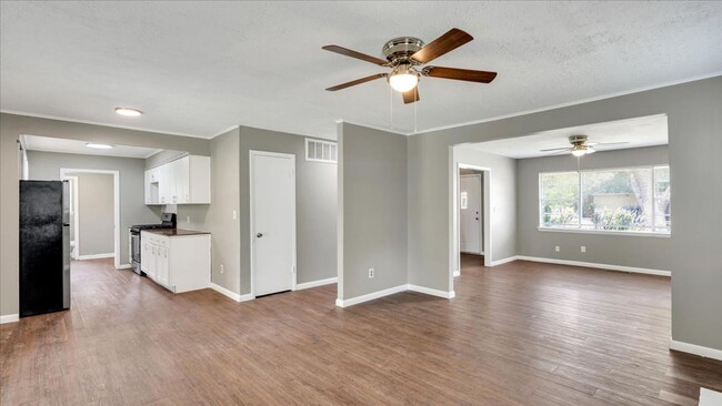 Building Photo - Beautiful 3 bedroom / 1.5 bath Rental