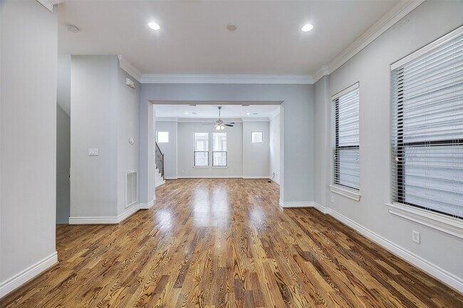 Photo - 3245 Maxroy St