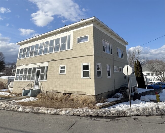 262 Oak Hill Rd Apartment Unit 1R - Fitchburg, MA | ForRent.com