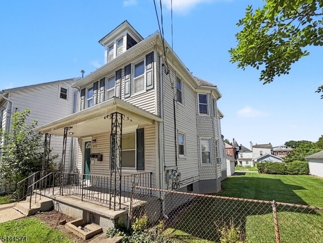 Building Photo - 372 Prospect St Unit 2