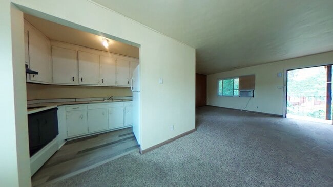 Building Photo - 2 Bed 1 bath Apartment Rental in Parkview area Newport News Unit Apt 11