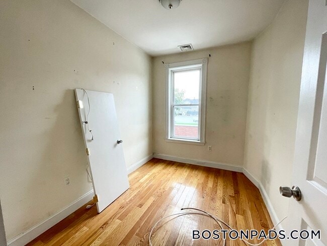 Photo - 98 L St