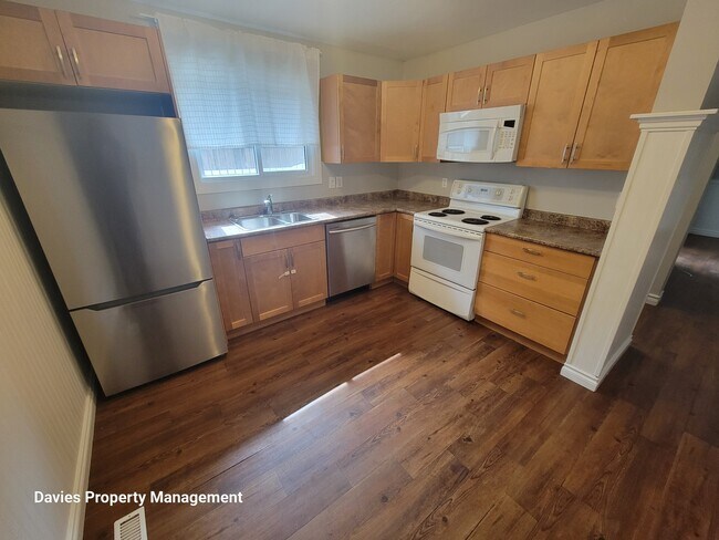 Photo - 128 Kaskitayo Ct NW