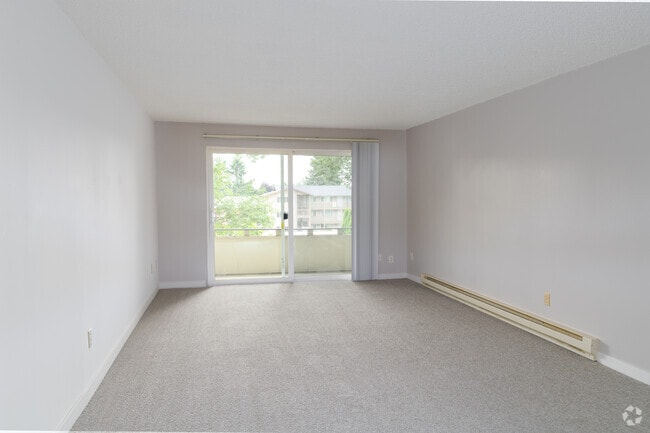 2BR, 2BA - 925SF - Living Room