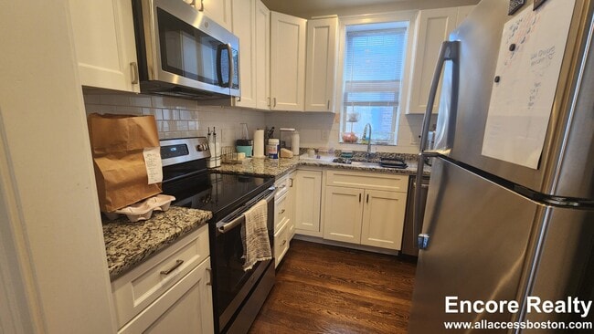 Building Photo - 2021 Commonwealth Ave Unit 4