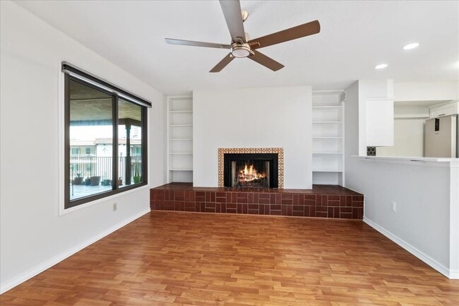 Building Photo - 505 W 7th St Unit 313