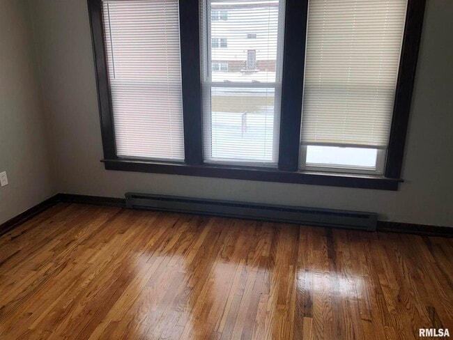 Photo - 209 E 10th St