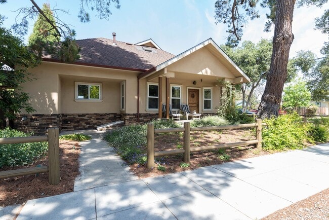 Photo - 596 Pettis Ave