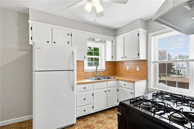 51 Pettaconsett Ave