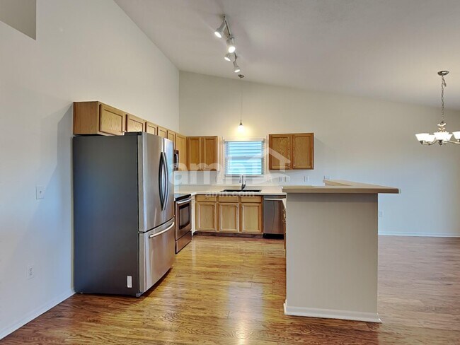 Photo - 708 Orwell St