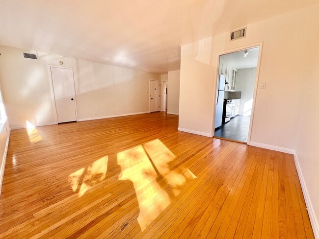 Photo - Bright and Spacious 1-Bedroom Condo in Alamitos Beach