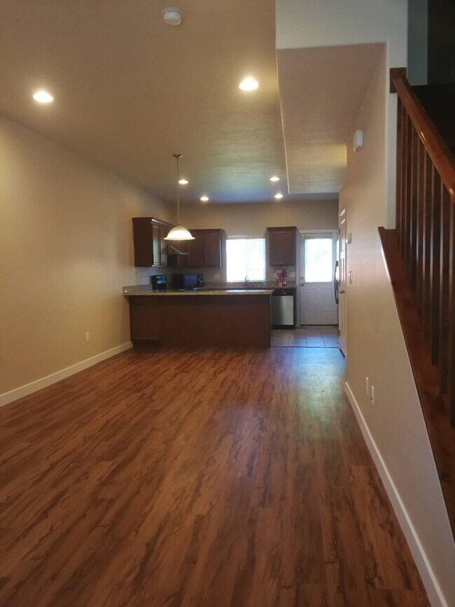 28 W Merrimac Ave