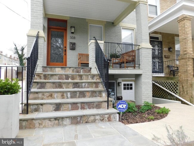 Photo - 308 Webster St NW
