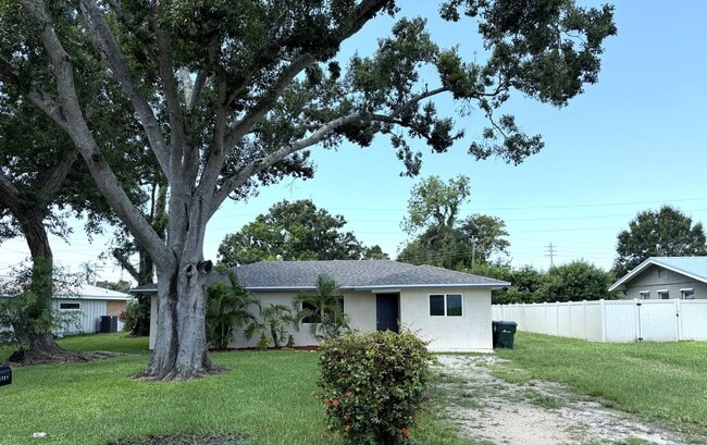 Building Photo - 3 Bedroom 2 Bath Single Family Home