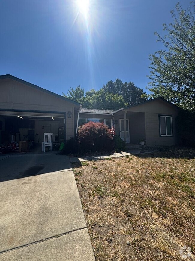 Building Photo - 3-Bedroom Home for Rent