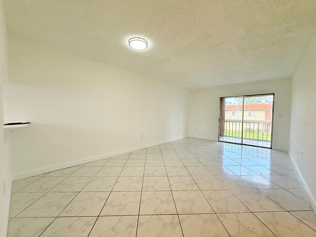 Building Photo - 6106 Forest Hill Blvd Unit 204