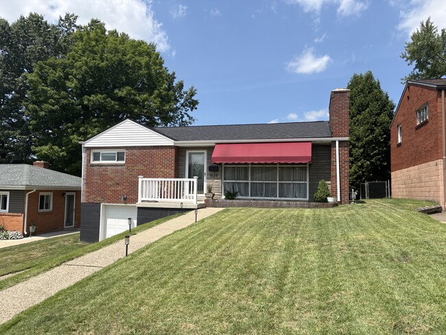 Building Photo - 1624 Sillview Dr