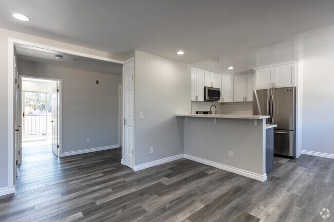 2BR, 2BA - 950 SF - 1206 Gladys Ave
