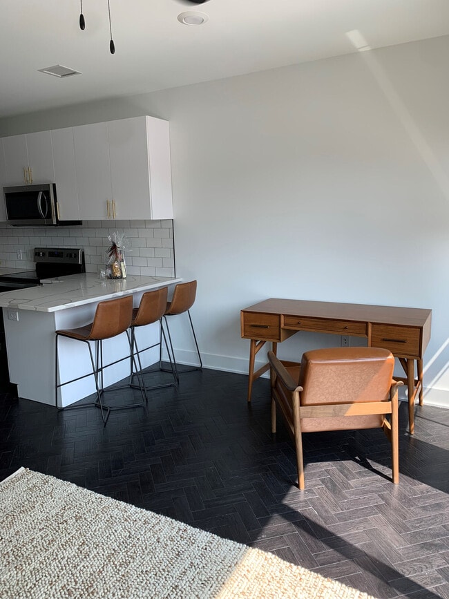 Photo - BROADWAY 385