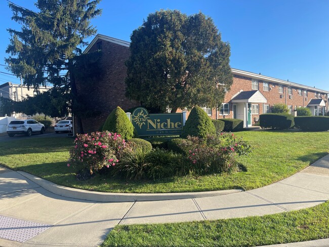 Quiet Residential Street - The Niche at 7th Street Gardens Apartments