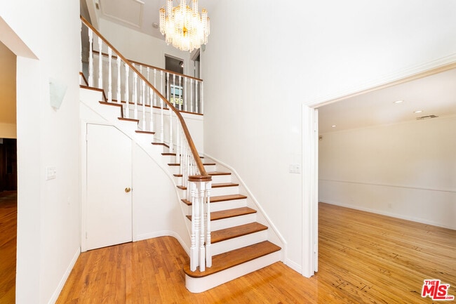 Photo - 661 Warner Ave