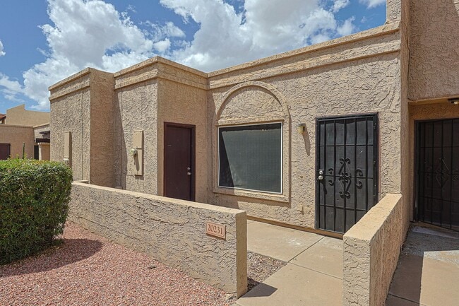 Building Photo - Value priced in North Phoenix!