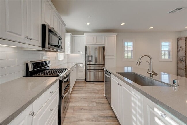 Photo - 946 Blackstone Dr