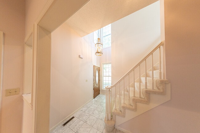 Photo - 618 Chaucer Ln