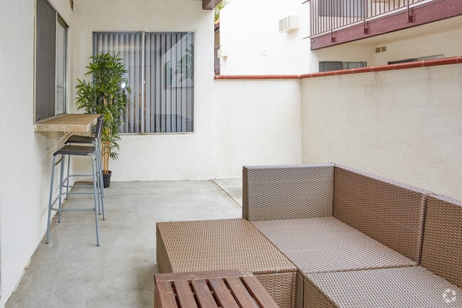 1BR, 1BA - 850 SF
