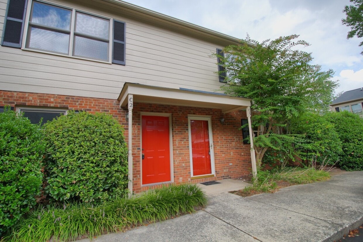 Stunning 2 Bedroom 1.5 Bath in Village Square - Stunning 2 Bedroom 1.5 Bath in Village Square