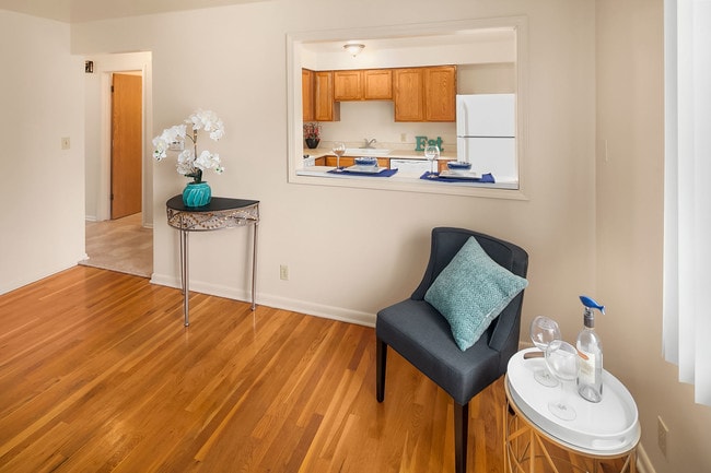 Dining Area & Kitchen