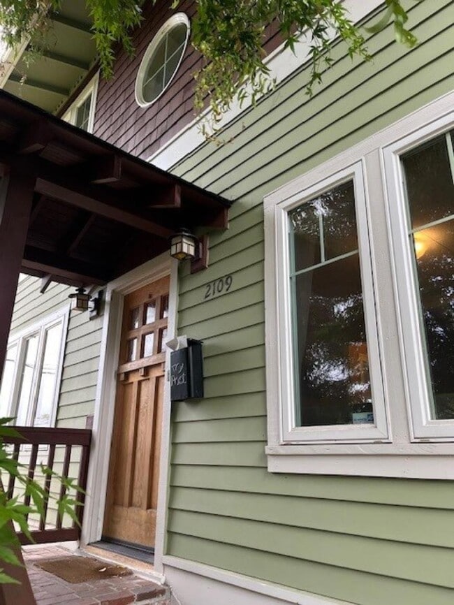 Building Photo - 4 bedroom in Seattle WA 98103 Rental