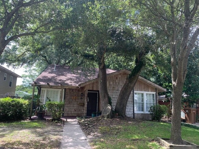 Building Photo - 4 bedroom Home 3 blocks from Gulf of America