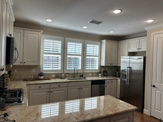 496 Rialto Pl