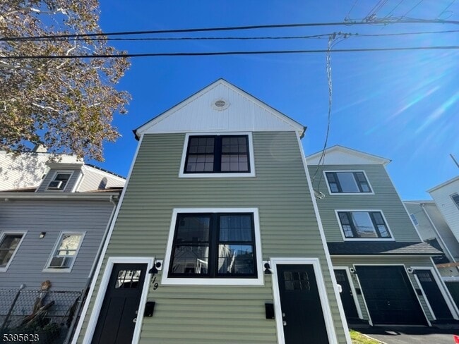 Building Photo - 119 Lewis St Unit 2