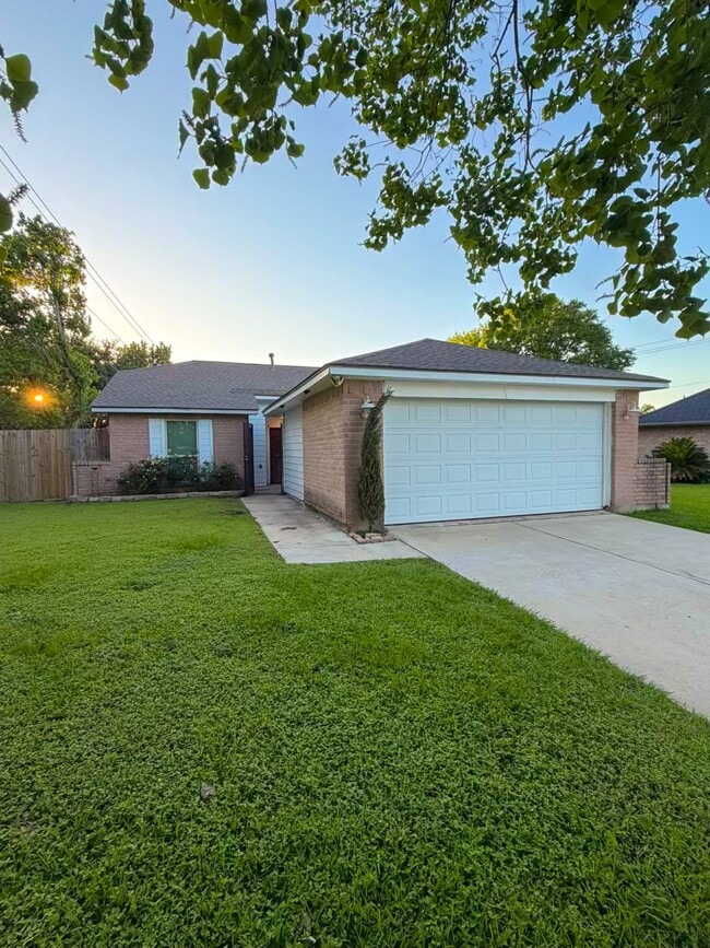 Building Photo - 14244 Bay Gardens Dr