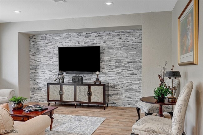 Photo - 339 Rezzo St