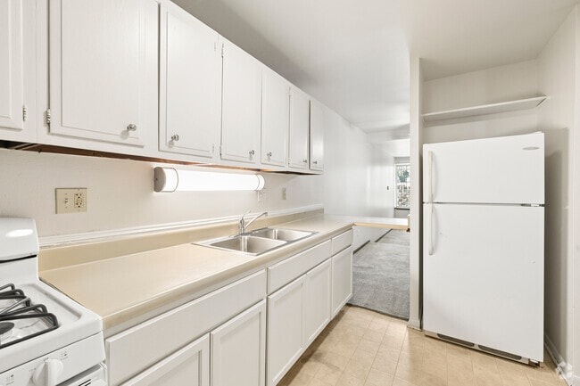 2BR, 1BA - 997SF - Kitchen