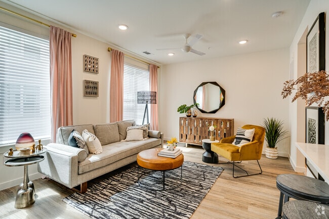 1BR, 1BA - 739SF