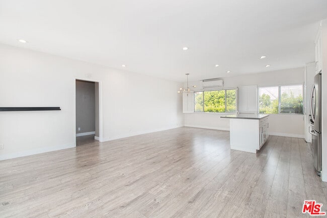 Photo - 1233 Laurel Ave Unit 209