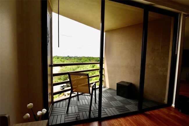 Building Photo - 3525 Sage Rd Unit 701