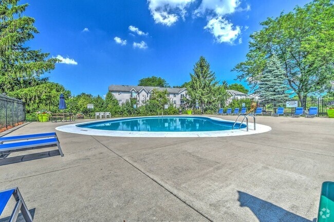 Sundeck & Community Pool - Hidden Creek Rental