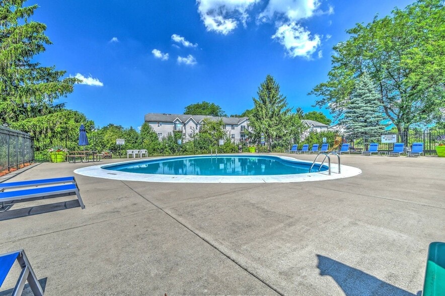 Sundeck & Community Pool
