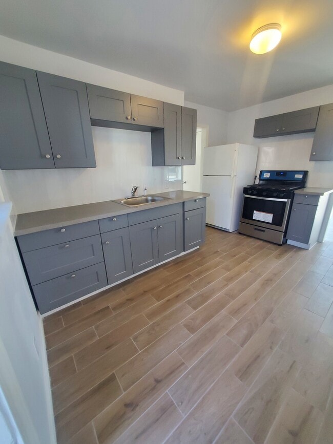 Photo - 814 Louise St