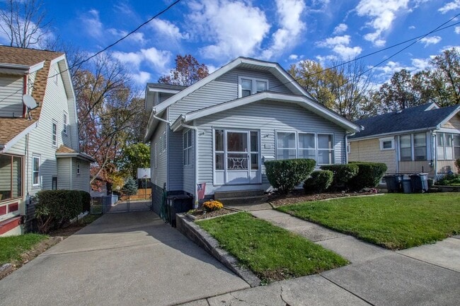 Building Photo - Spacious 5 - Bedroom Home for Lease in Akron
