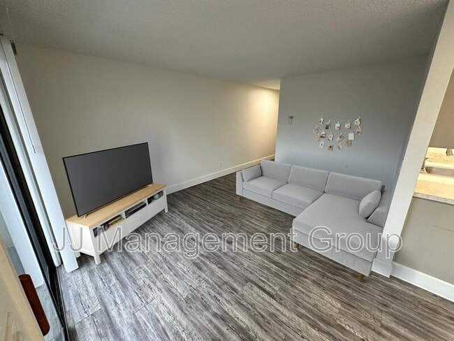 Photo - 230 E 7th Ave Unit Apt 10