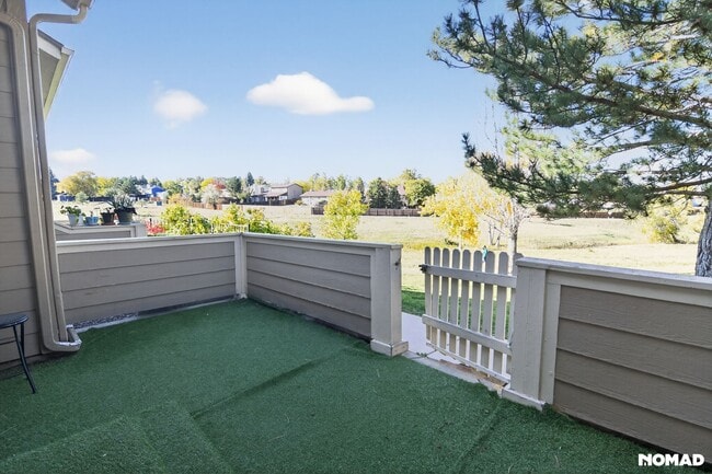 Beautiful front patio deck with a closed fence to enjoy your evenings - 1089 S Walden Way Unidad 1089 S Walden Way #111