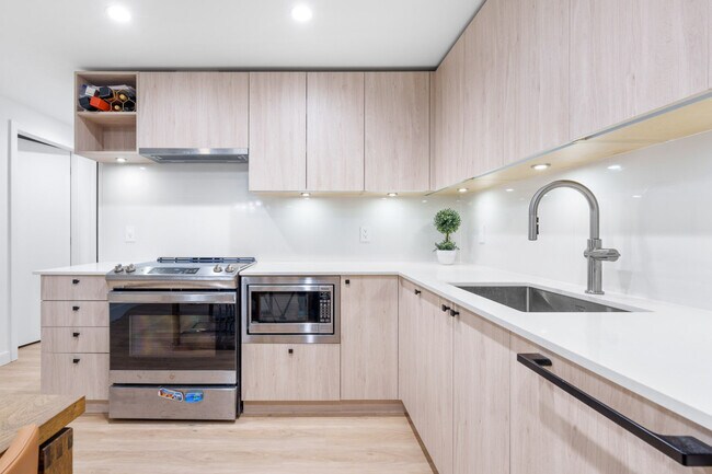 Photo - 245 16th St E Unit SI ID1467230P