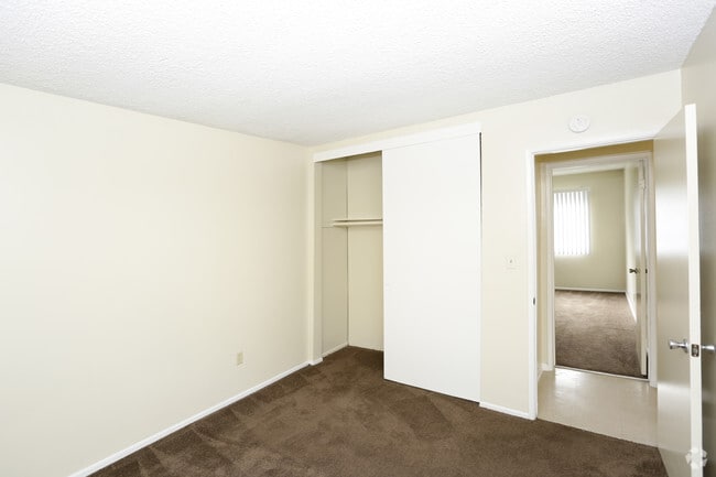 2BR, 1BA - 900 SF