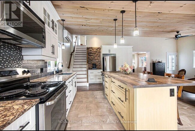 Photo - 731 St Isidore St